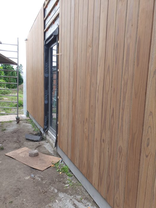 Montage van verticale houten gevelbekleding